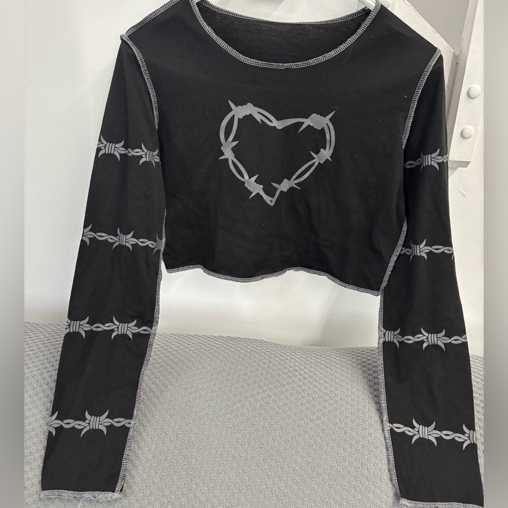 Black & Gray Barbed Wire Heart Long Sleeve Crop Top Size S